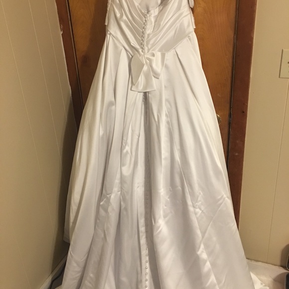 Brand new Alfred Angelo wedding gown style 2511 - Picture 5 of 8